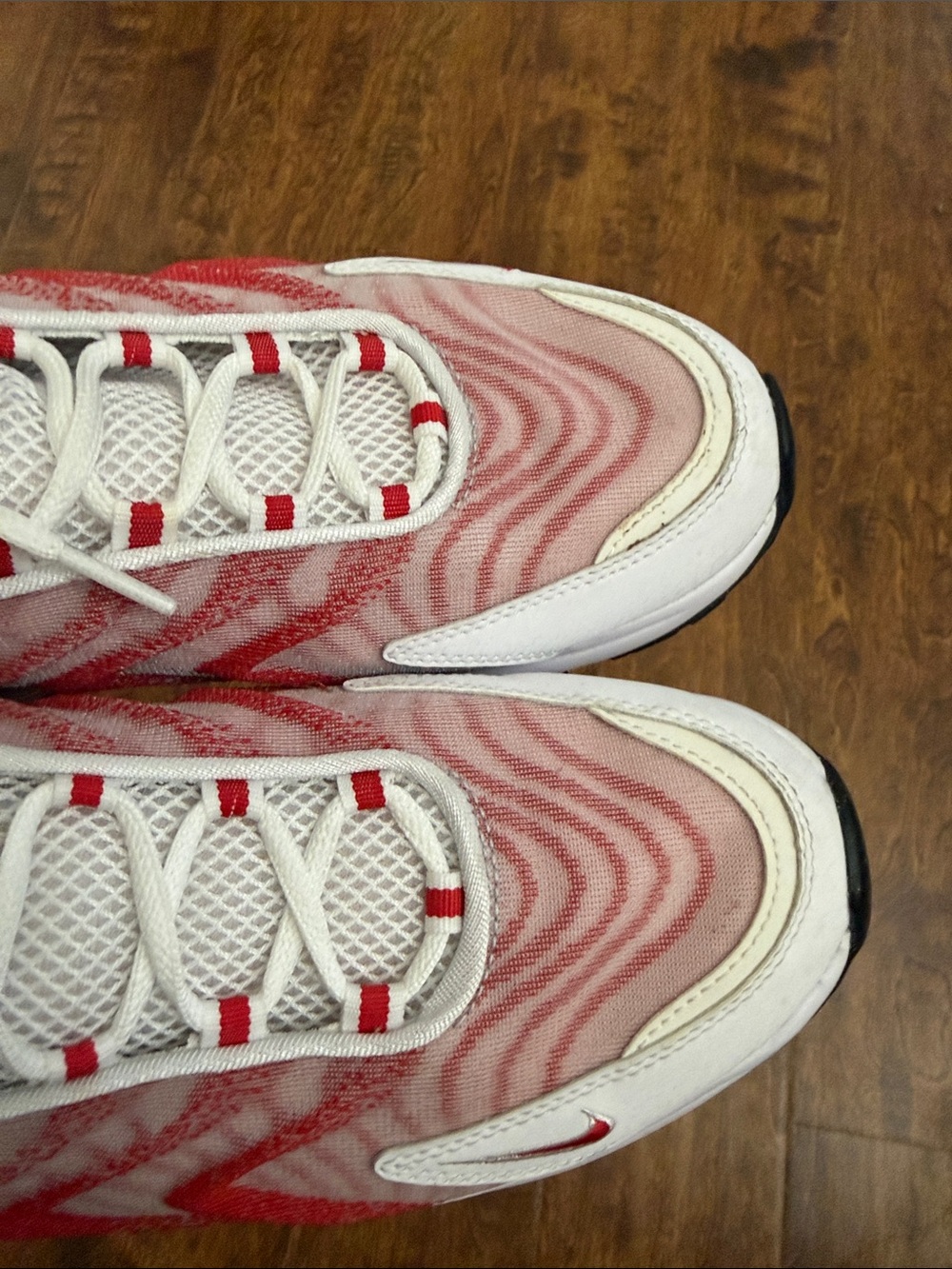 Nike White & Red Wave-Pattern Running Sneakers - Picture 9 of 15